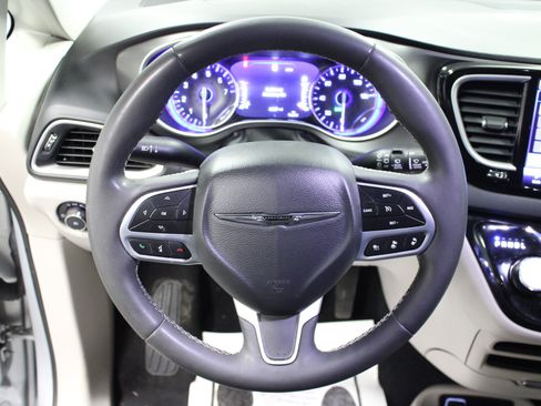 Used 2023 Chrysler Pacifica Touring-L FWD image 18