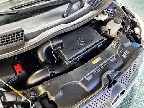 Used 2018 Mercedes-Benz Metris Passenger image 39