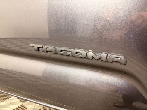 Used 2022 Toyota Tacoma TRD Off-Road AWD/4WD image 5