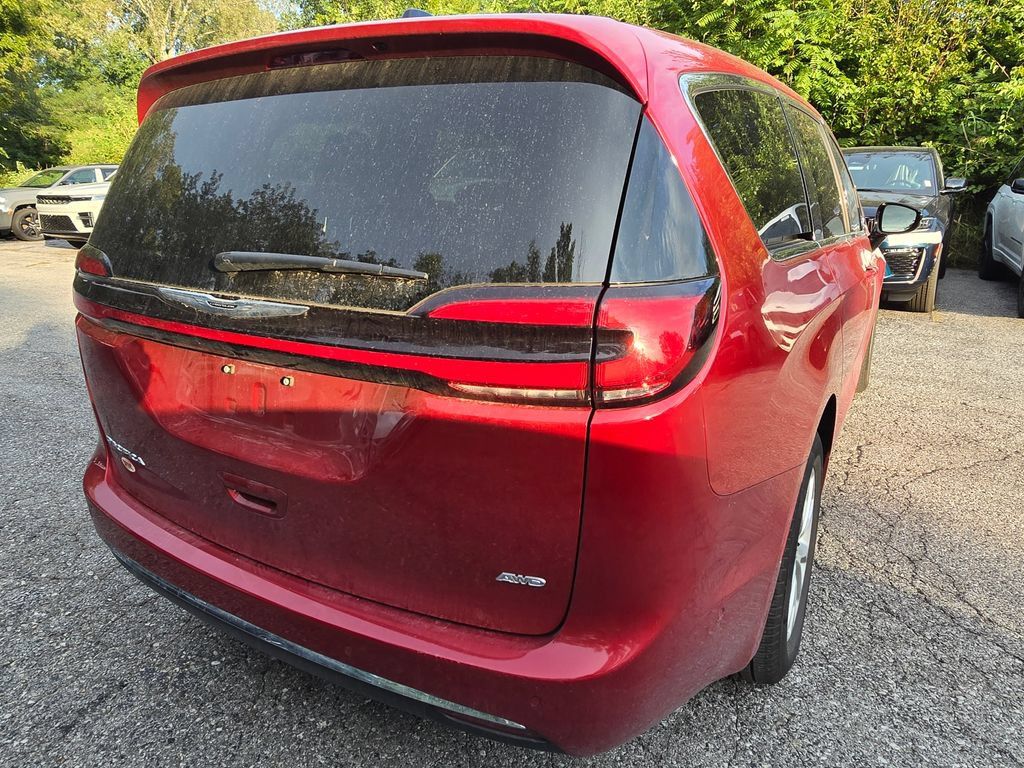 Used 2025 Chrysler Pacifica Select AWD/4WD image 9
