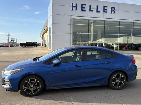 Used 2019 Chevrolet Cruze LT image 3