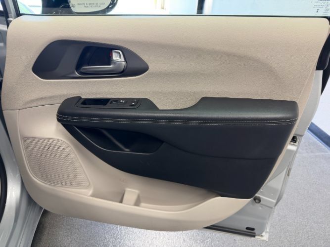 Used 2024 Chrysler Pacifica Limited FWD image 35