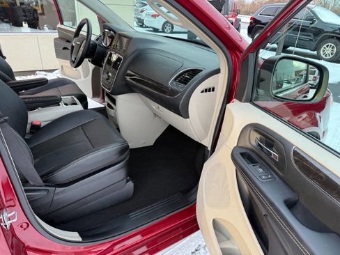 Used 2016 Chrysler Town & Country Touring w/ Driver Convenience Group image 19