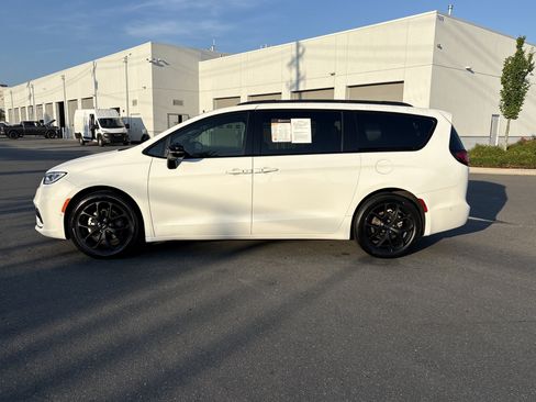 Certified 2024 Chrysler Pacifica Limited w/ S Appearance Package FWD image 6