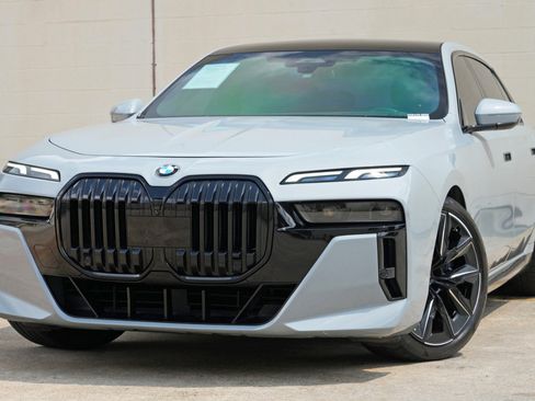 Used 2023 BMW 740i w/ Parking Assistance Package RWD image 3