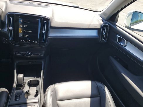 Used 2022 Volvo XC40 T5 Momentum image 27