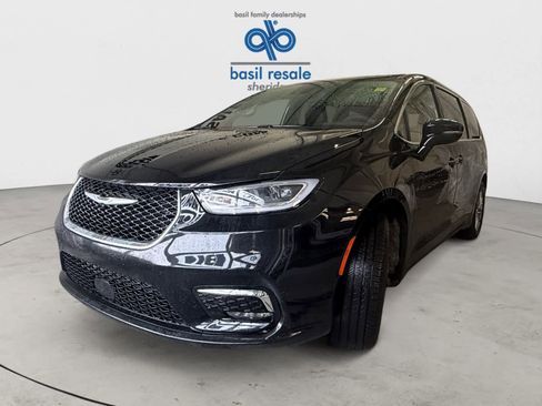 Used 2026 Chrysler Pacifica Limited image 2