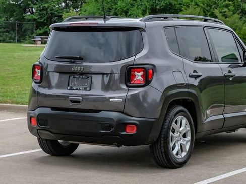 Used 2018 Jeep Renegade Latitude FWD image 12