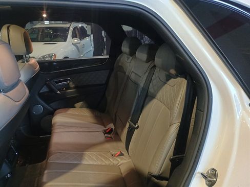 Used 2019 Bentley Bentayga AWD/4WD image 28