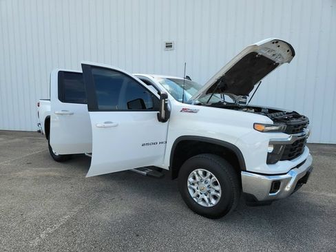 Used 2024 Chevrolet Silverado 2500 LT AWD/4WD image 11