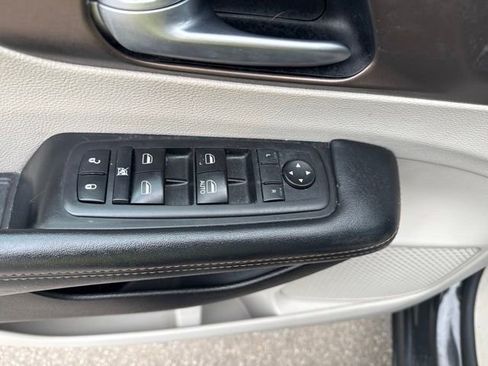 Used 2017 Chrysler Pacifica Touring-L w/ Tire & Wheel Group FWD image 19