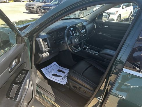 Used 2023 Nissan Pathfinder SL AWD/4WD image 10