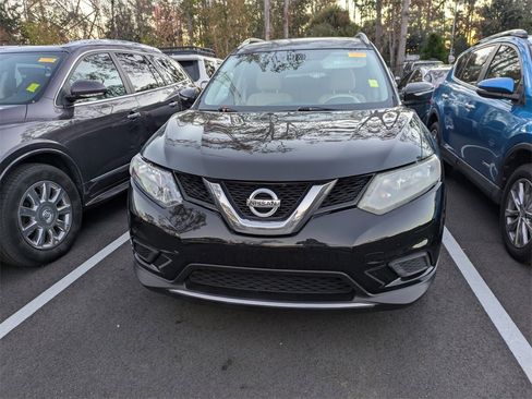 Used 2015 Nissan Rogue SV image 2