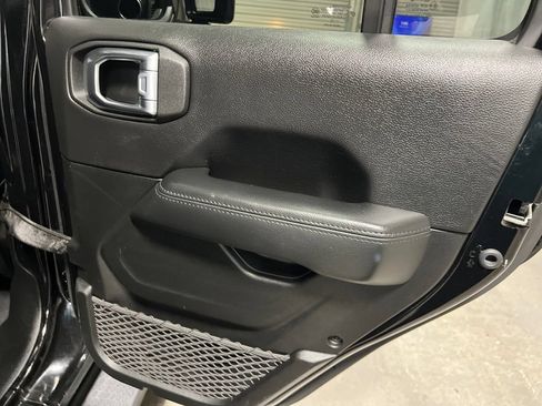 Used 2022 Jeep Wrangler Unlimited Sahara AWD/4WD image 12