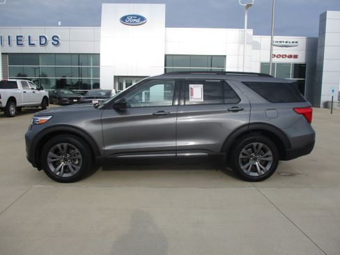 Used 2023 Ford Explorer XLT w/ Equipment Group 202A AWD/4WD image 3