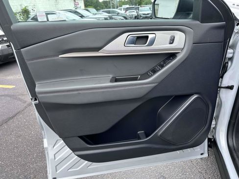Used 2026 Ford Explorer Active AWD/4WD image 9