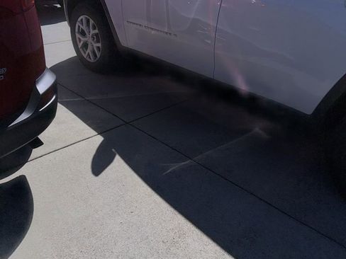 Used 2022 Jeep Grand Cherokee L Limited AWD/4WD image 3