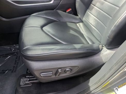 Used 2023 Toyota Highlander XLE AWD/4WD image 19