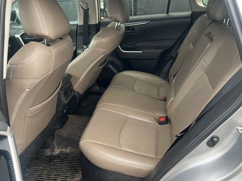 Used 2019 Toyota RAV4 LE w/ Carpet Mat Package AWD/4WD image 11