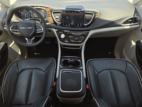 Used 2023 Chrysler Pacifica Limited FWD image 23