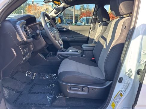 Used 2022 Toyota Tacoma TRD Off-Road image 18