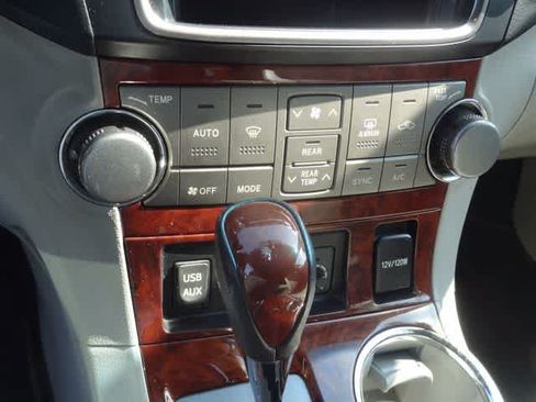 Used 2013 Toyota Highlander Limited AWD/4WD image 16