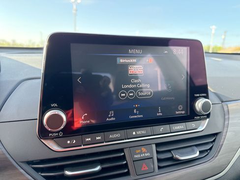 Used 2025 Nissan Altima 2.5 SV FWD image 12