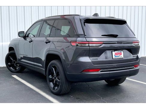 Used 2024 Jeep Grand Cherokee Limited w/ Black Appearance Package image 10