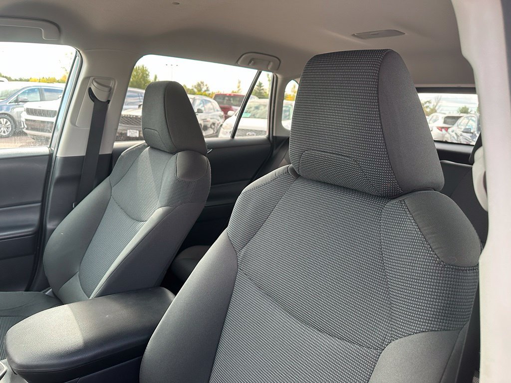 Used 2024 Toyota RAV4 LE AWD/4WD image 3