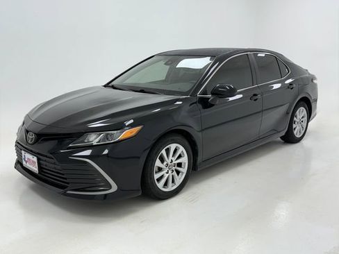 Used 2023 Toyota Camry LE FWD image 5