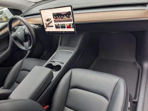 Used 2022 Tesla Model Y Long Range image 27