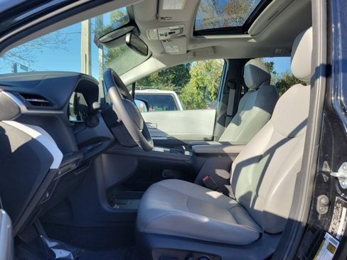 Used 2025 Toyota Sienna XLE image 22
