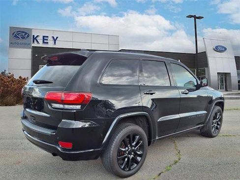 Used 2022 Jeep Grand Cherokee Laredo X image 3