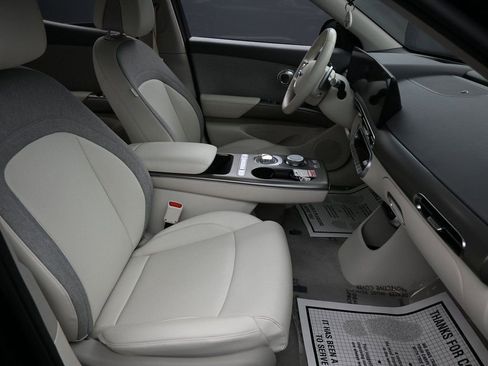 Used 2024 Genesis GV60 RWD image 38