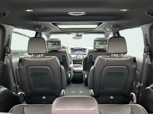 Used 2024 Chrysler Pacifica Limited w/ Uconnect Theater Family Group FWD image 14