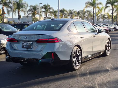 Used 2025 BMW i5 eDrive40i w/ M Sport Package RWD image 10