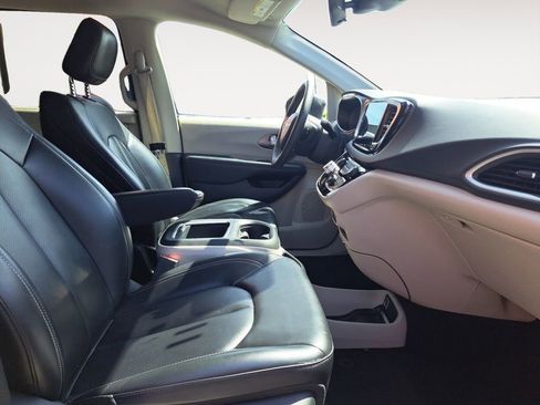 Used 2023 Chrysler Pacifica Touring-L FWD image 15