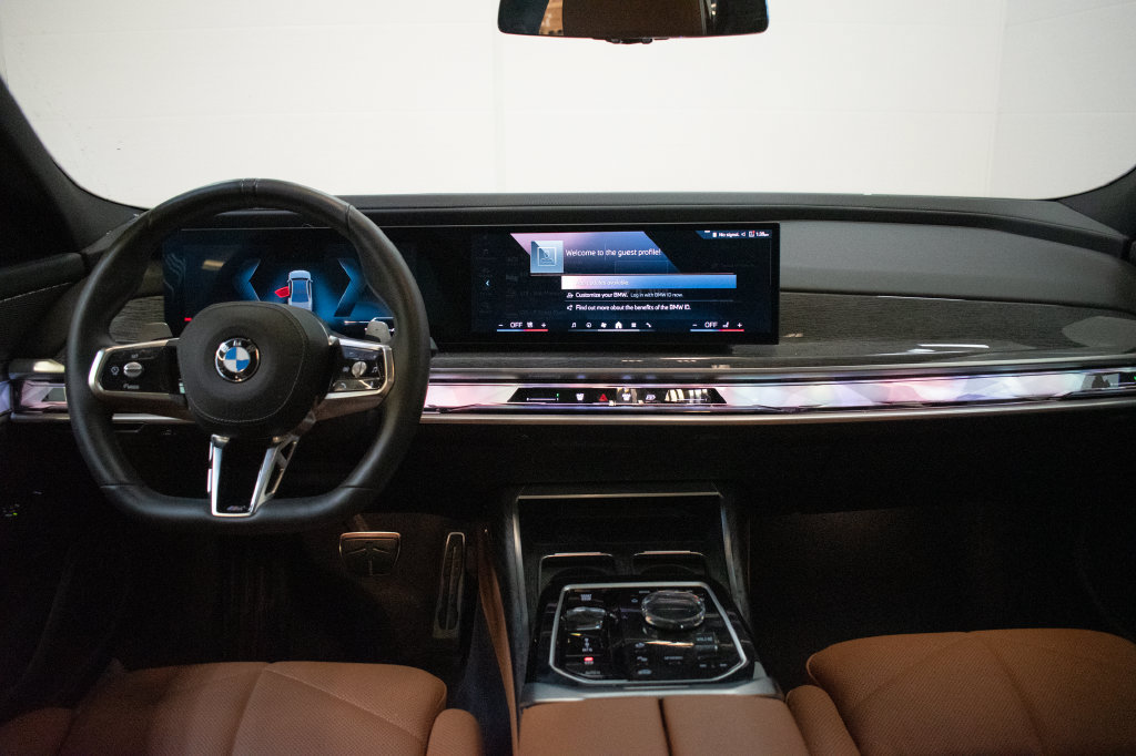 Used 2025 BMW 740i xDrive w/ Premium Package AWD/4WD image 11