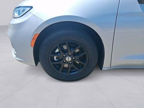 Used 2024 Chrysler Pacifica Touring-L FWD image 9