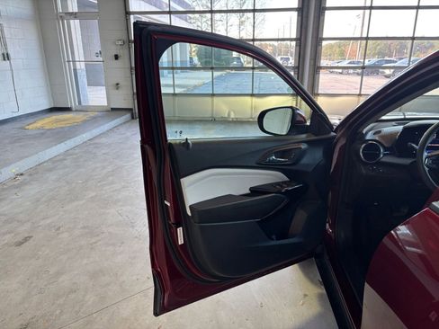Used 2025 Chevrolet Trax LT image 20