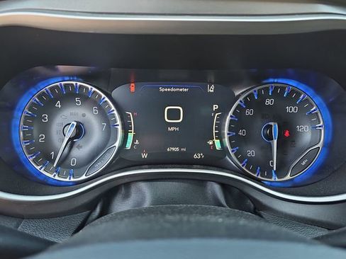 Used 2024 Chrysler Pacifica Touring-L FWD image 20