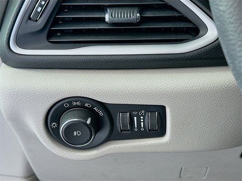 Used 2018 Chrysler Pacifica Touring Plus w/ Tire & Wheel Group image 10