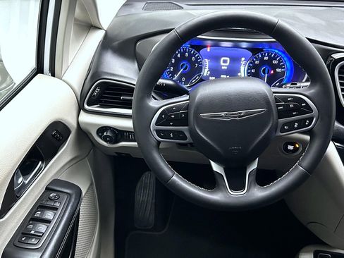 Used 2024 Chrysler Pacifica Touring-L image 12