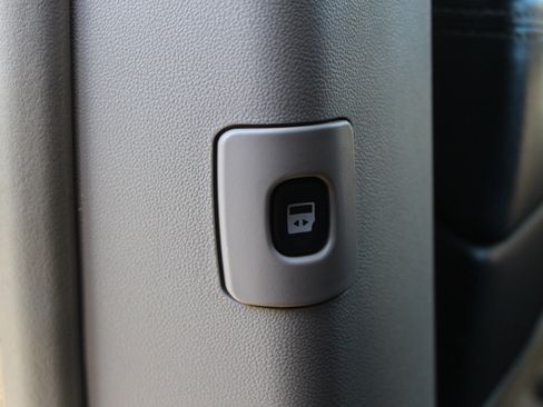 Used 2016 Chrysler Town & Country Touring w/ Driver Convenience Group image 29