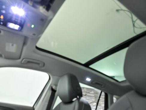 Certified 2025 Volkswagen Tiguan SE w/ Panoramic Sunroof Package AWD/4WD image 8