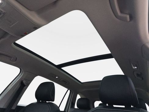 Used 2024 Volkswagen Tiguan SE w/ Panoramic Sunroof Package FWD image 34