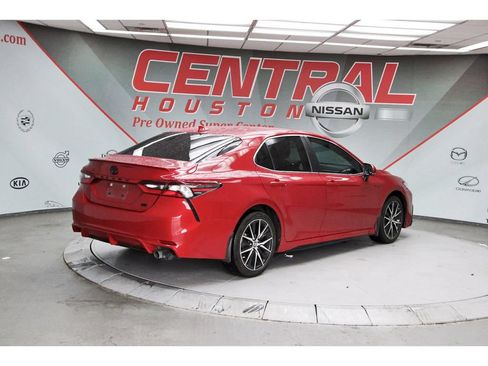 Used 2023 Toyota Camry SE FWD image 5