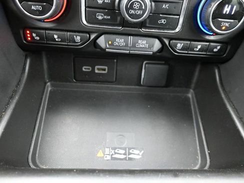 Used 2023 Chevrolet Suburban Premier image 32