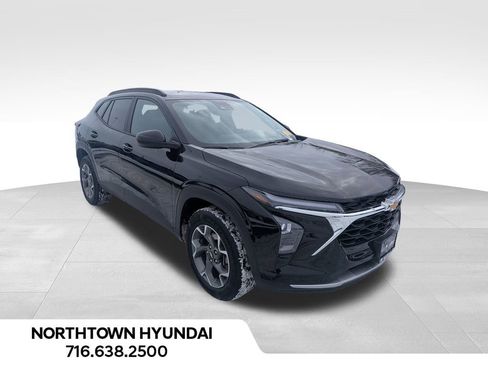 Used 2025 Chevrolet Trax LT image 2