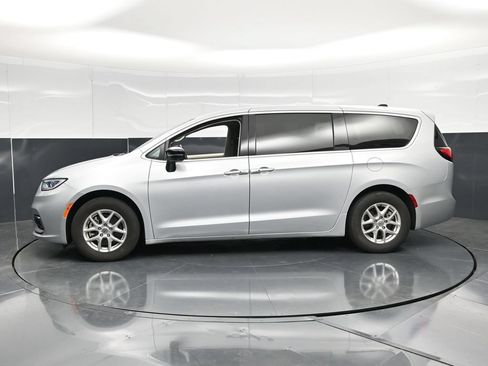 Used 2024 Chrysler Pacifica Touring-L FWD image 7